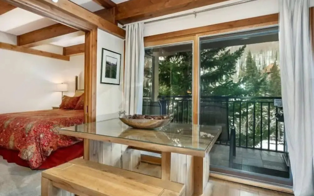 1 Bedroom Antlers Vacation Rental With Incredible Slopeside Views and Just a Short Walk to Gondola and Lionshead Village