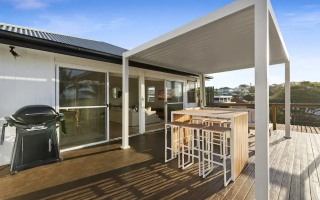 Chic Coastal 1-bedroom Home With Balcony & BBQ