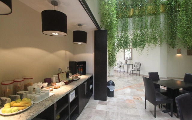 Hotel Los Itzaes by 5th av