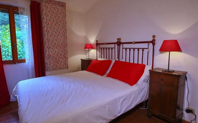 Spacious Villa With Pool in Fabriano Italy