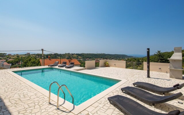 Nice Home in Mundanije With 4 Bedrooms, Wifi and Outdoor Swimming Pool