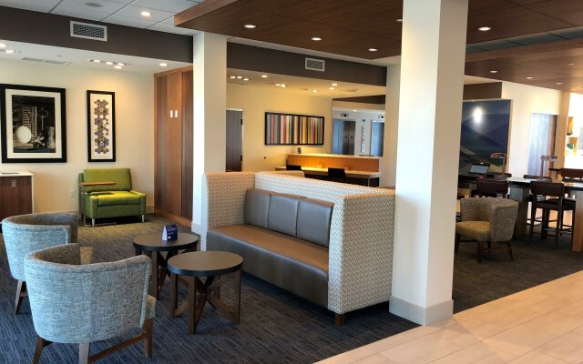 Holiday Inn Express & Suites Springfield North, an IHG Hotel