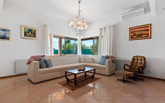 Lovely Holiday Home With Pool,covered Terrace and Outdoor Kitchen