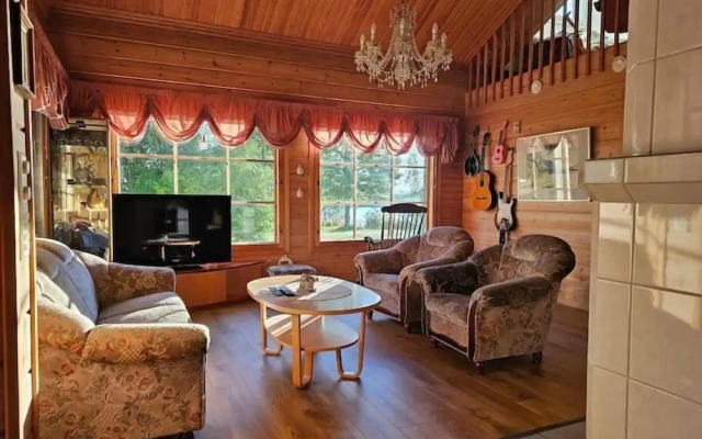 Cozy 3BR Riverside House with Sauna