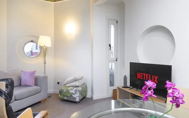 The Aristocrat - Fitzrovia - by Frankie Says