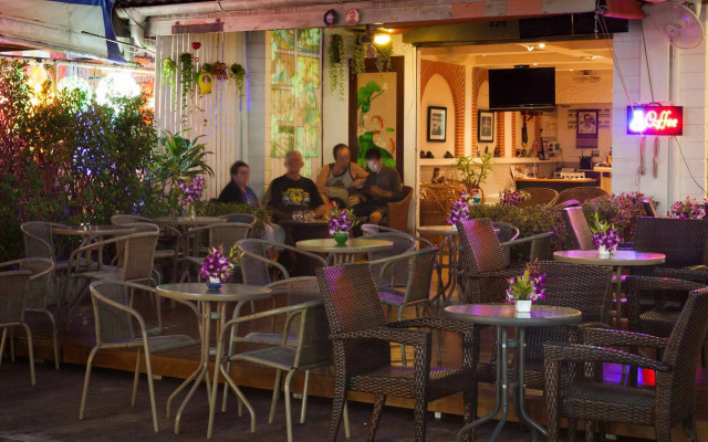 Karon Sunshine Guesthouse & Bar