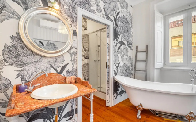 Luxurious Art Deco 3 Br