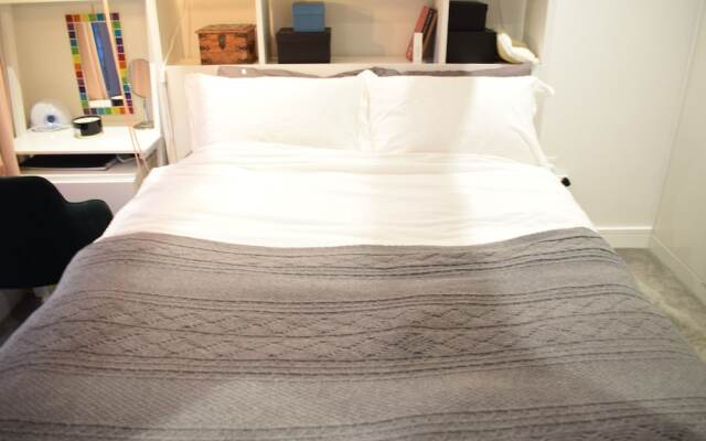 Contemporary 1 Bedroom Flat With Balcony in Hackney