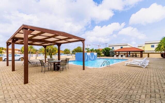 2BR Townhouse 3min Walk 2 Eaglebeach w Pool BBQ