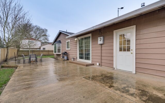 Cozy Beaverton Home w/ Private Yard & Grill!