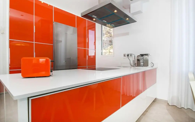 Luxury Villa Near Sea in Kalithies with Hot Tub