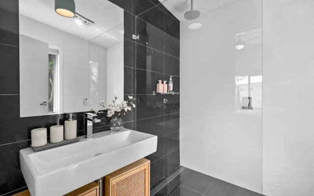 Luxurious 5-bed Home by Avoca Beach
