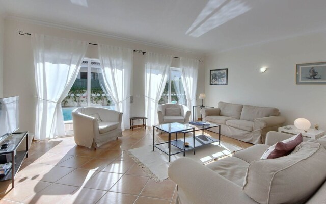 Villa in Carvoeiro With Swimming Pool