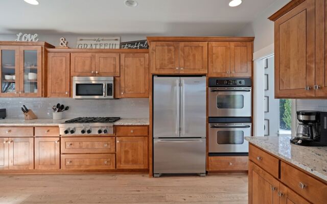 Flagline Trail 5 Bedroom Home by RedAwning