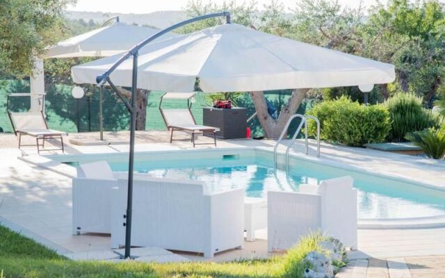 Trulli and pool Malvischi