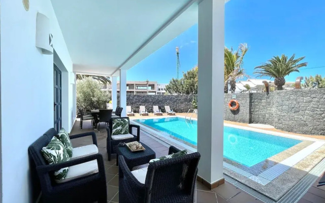 Beautiful 5-bed Villa in Playa Blanca