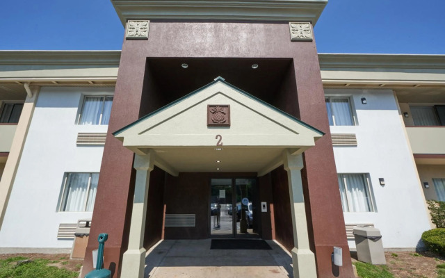 Riverview Inn & Suites