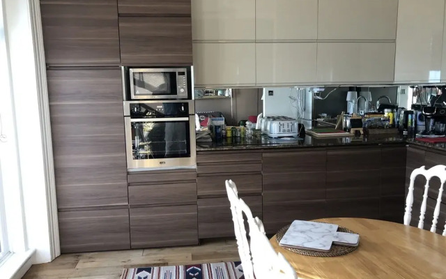 Beautiful 2 Bed Balcony Apart Seafront Eastbourne