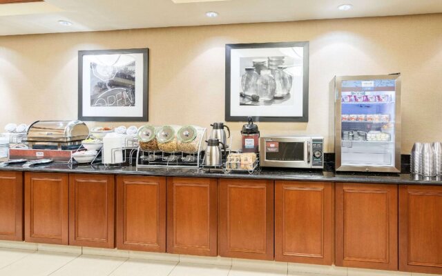 Comfort Inn & Suites Newark - Wilmington