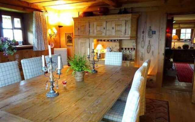 Cozy fully serviced Twin Chalets