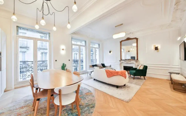 Champs Elysees!Montaigne, New Luxurious 6pers Flat