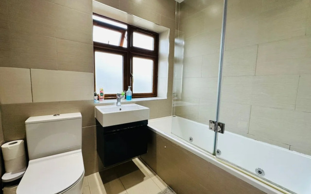 Spacious 6 Bed House in Wembley