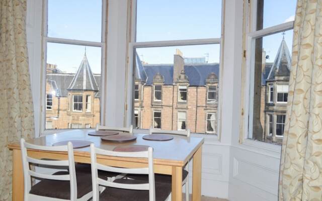 Spacious 4 Bedroom Apartment in Edinburgh