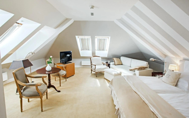 Lesar Hotel Angel