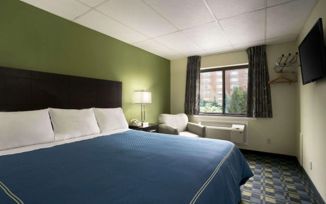 Travelodge by Wyndham Cleveland Lakewood