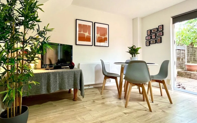 Charming Home Near Gatwick Airport