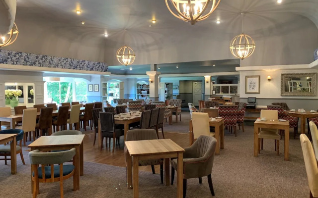 Potters Heron Hotel