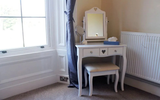 Silver Lining - Gilmore Place Apartment