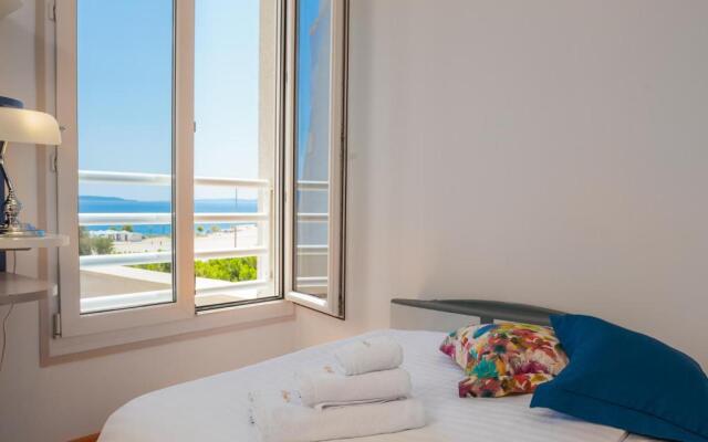 Seaside Apartment Gold 1row
