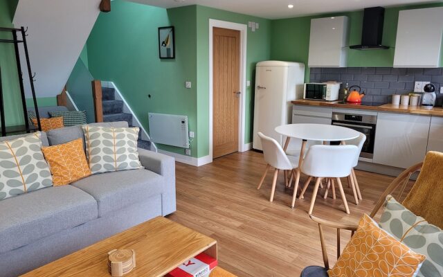 Forest Cedar Lodge, Cinderford, Sleeps 4