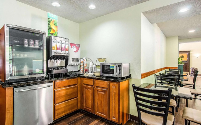 La Casa Inn & Suites - Middleboro