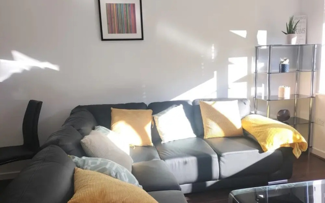 Central 2-bed Apt - Sleeps 4 - Parking & Wifi