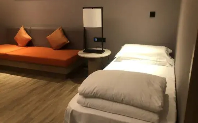 Qionghai Changlong Hotel (Yinhai Zaliang Street)