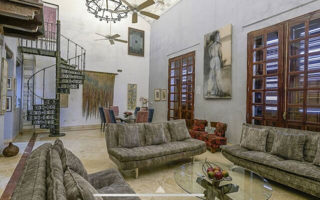 Luxury Large Apartment With Colonial Balcony