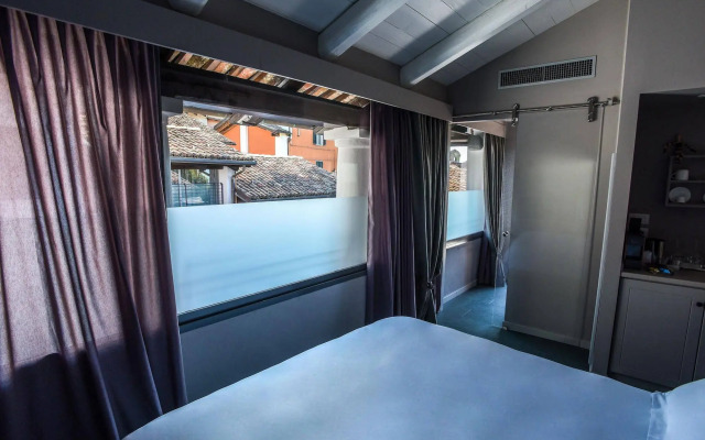 Uve Rooms & Wine Bar