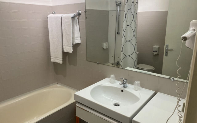 Adonis Lyon Est Hôtel Artys