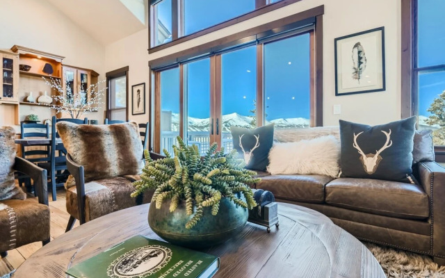 Slopeview Sanctuary 4 Bedroom Home by RedAwning