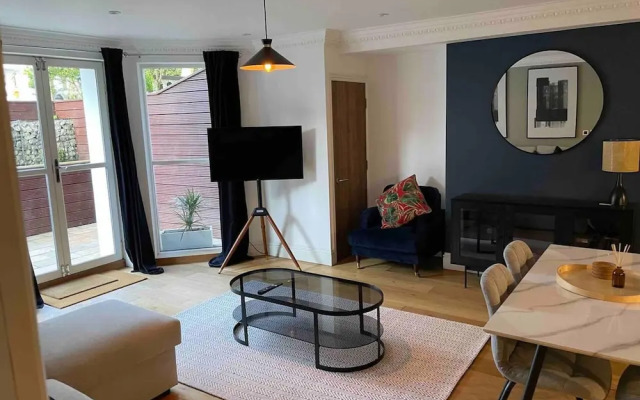 Stunning Apartment by The Leas, West End