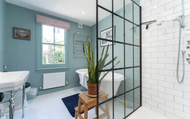 Host Stay Grove Townhouse