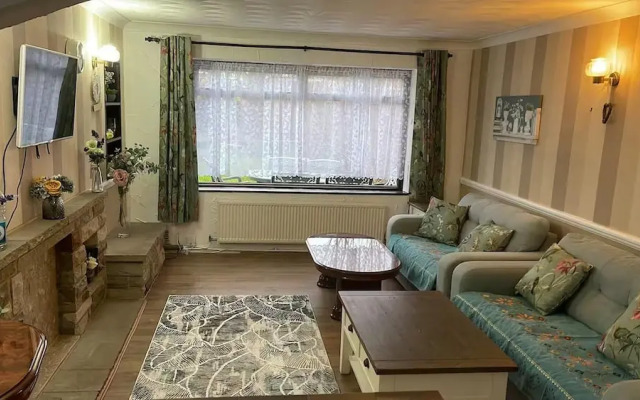 Charming Basildon House With 3 Bedroom Near Town