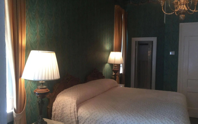 Nine O Five Royal Hotel
