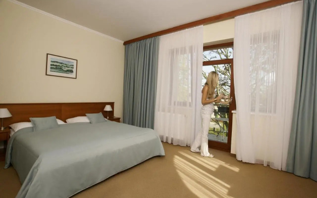 April hotel Panorama