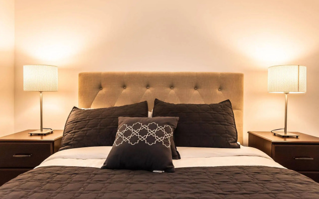 LifeSuites Lakeside Mimico