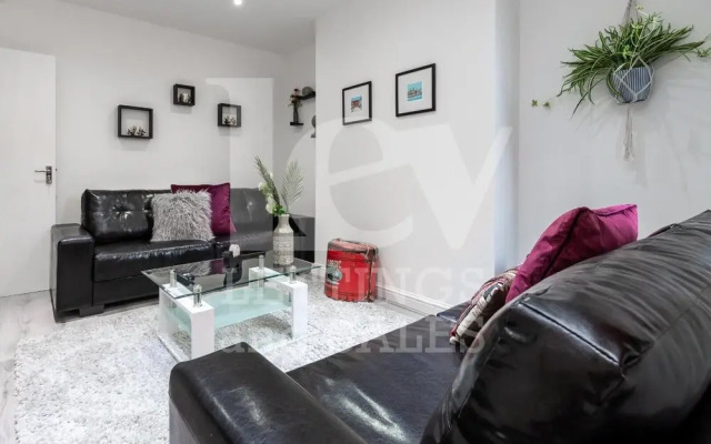 Lush Apartment 5 Bedroom House - WBR