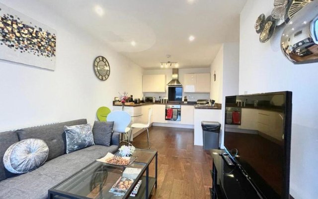 Stevenage - 2 Bedroom Apartment, Free Wifi & Balcony Upto 5 guests