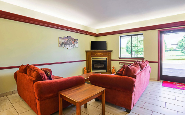Econo Lodge Inn & Suites